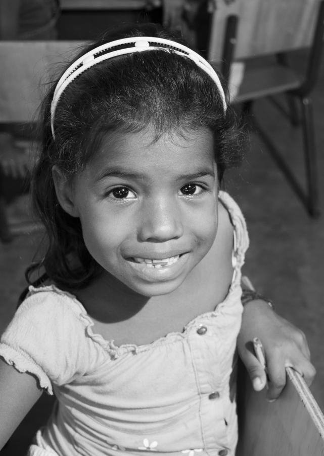 Retrato de una niña en el salon de clase