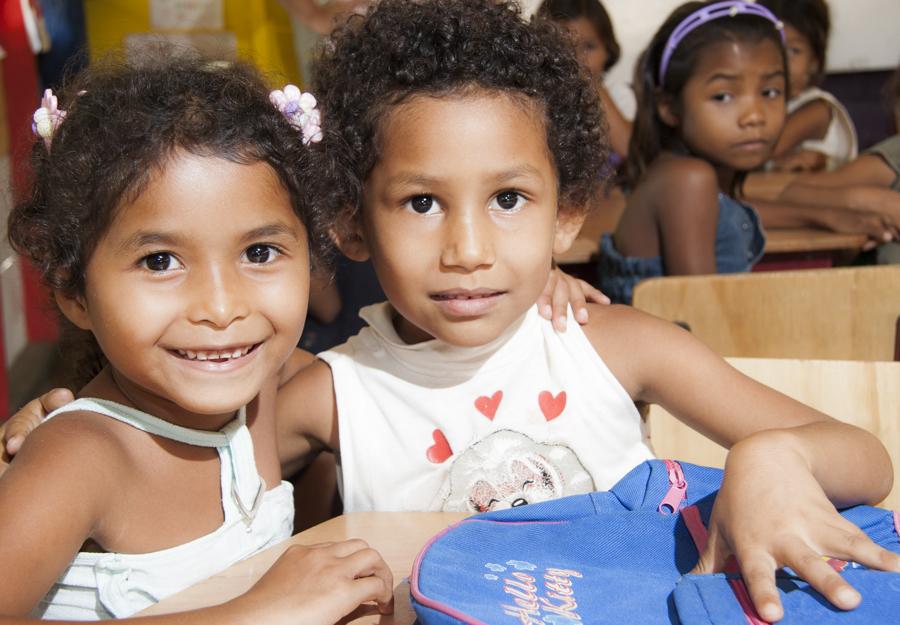 Retrato de niñas en el salon de clase