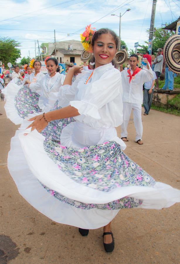 Jovenes Bailando en Trajes Tipicos