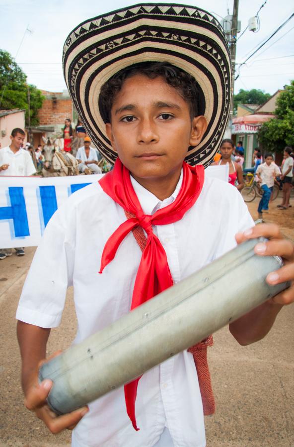 Joven en Traje Tipico Tocando Guacharaca