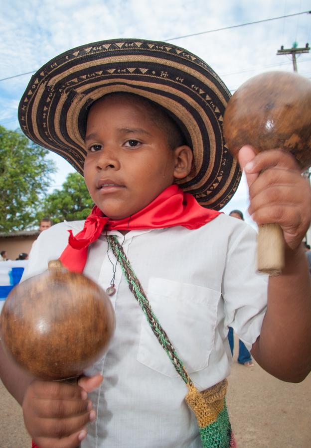 Joven en Traje Tipico Tocando Maracas