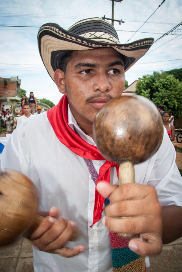 Joven en Traje Tipico Tocando Maracas