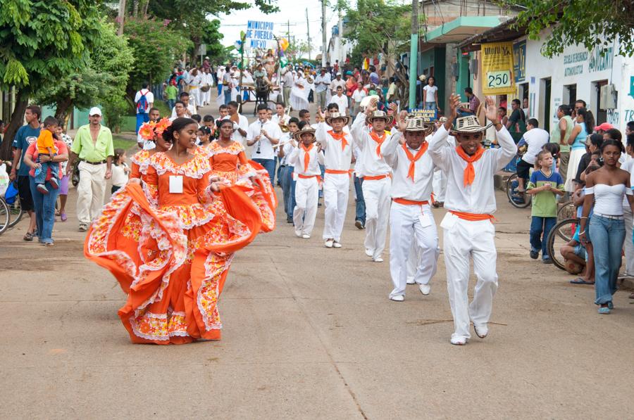 Jovenes Bailando en fiestas Populares