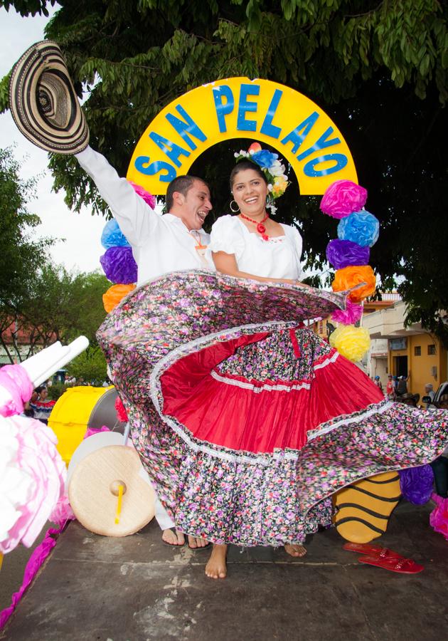 Jovenes sobre una Carroza Bailando