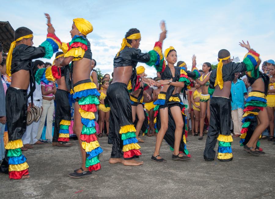 Jovenes en Trajes Tipicos Bailando