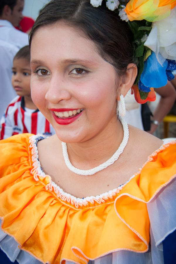 Mujer Sonriendo en Traje Tipico