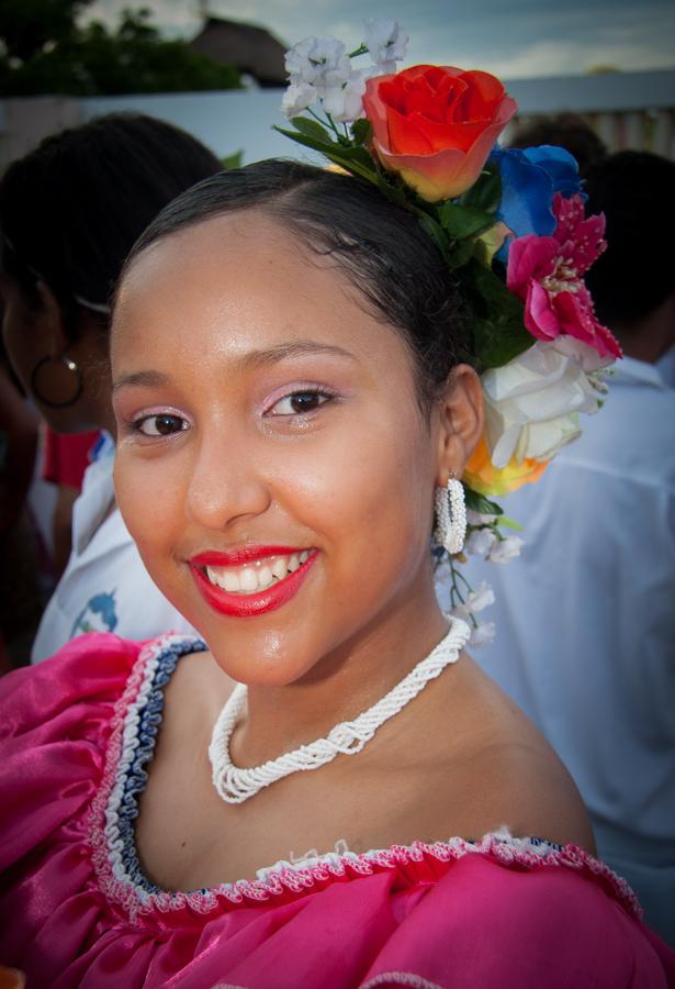 Mujer Sonriendo en Traje Tipico