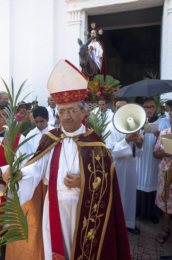 Obispo al Frente de la procesion de semana santa S...