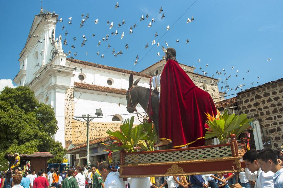 Procesion de Semana santa pasando por la fachada d...