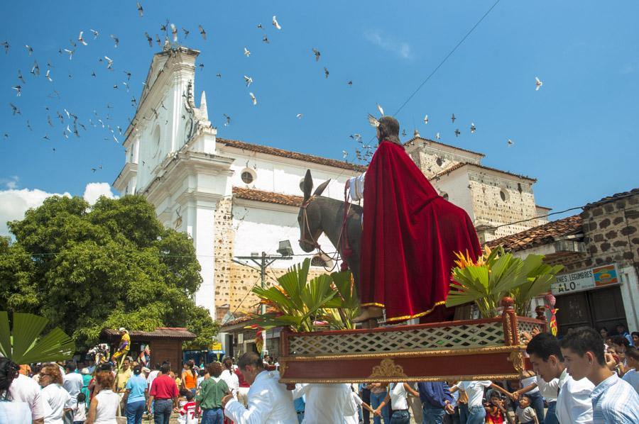 Procesion de Semana santa pasando por la fachada d...