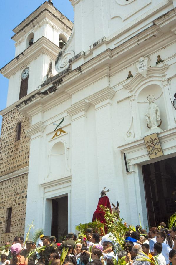 Procesion de Semana santa pasando por la fachada d...