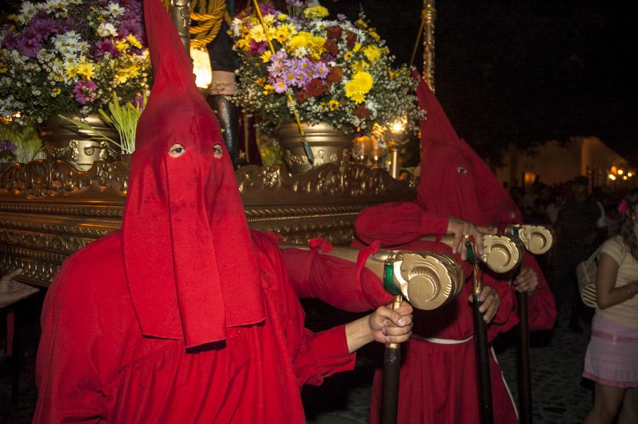 Personas con casulla llevando una imagen religiosa...