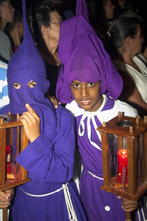 Niños vestidos con la casulla en una procesion de...