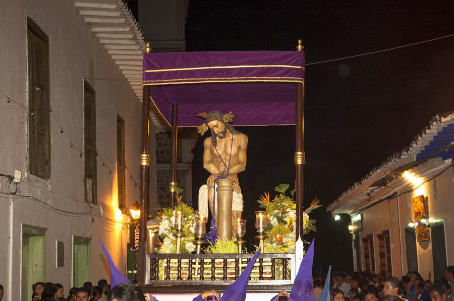 Paso en Frente de una fachada Colonial en Santa fe...