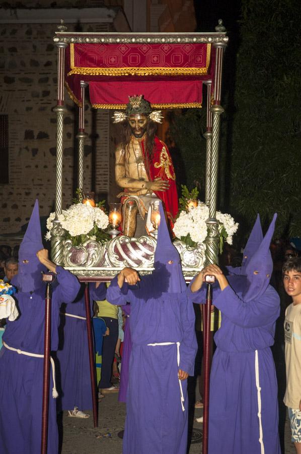 Personas con casulla llevando una imagen religiosa...