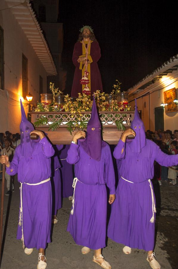 Personas con casulla llevando una imagen religiosa...