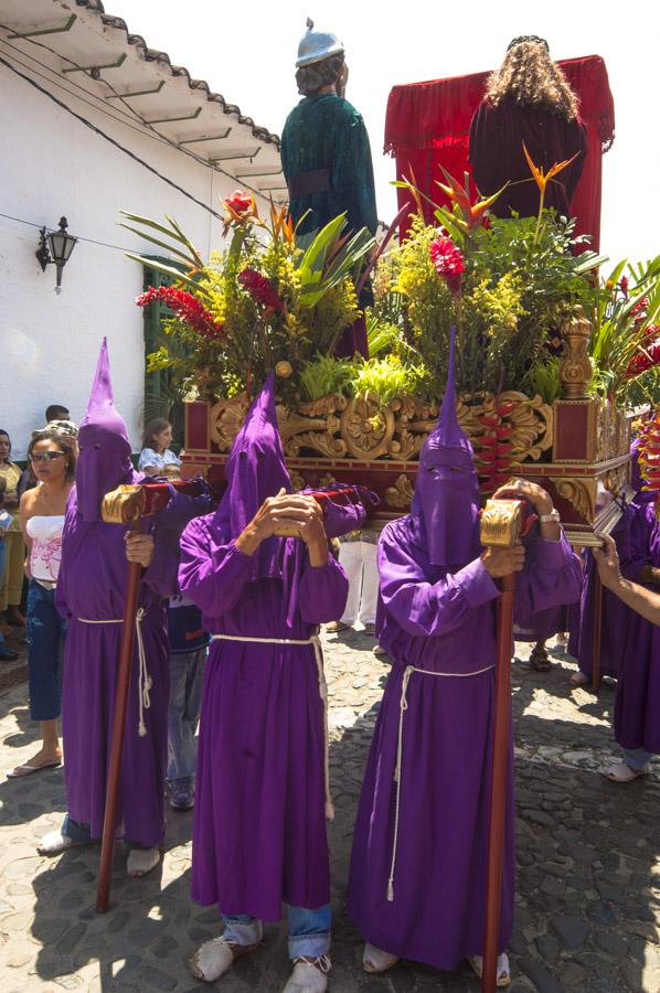 Personas con casulla llevando una imagen religiosa...