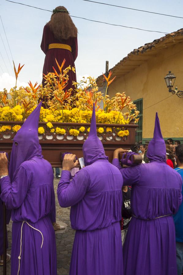 Personas con casulla llevando una imagen religiosa...