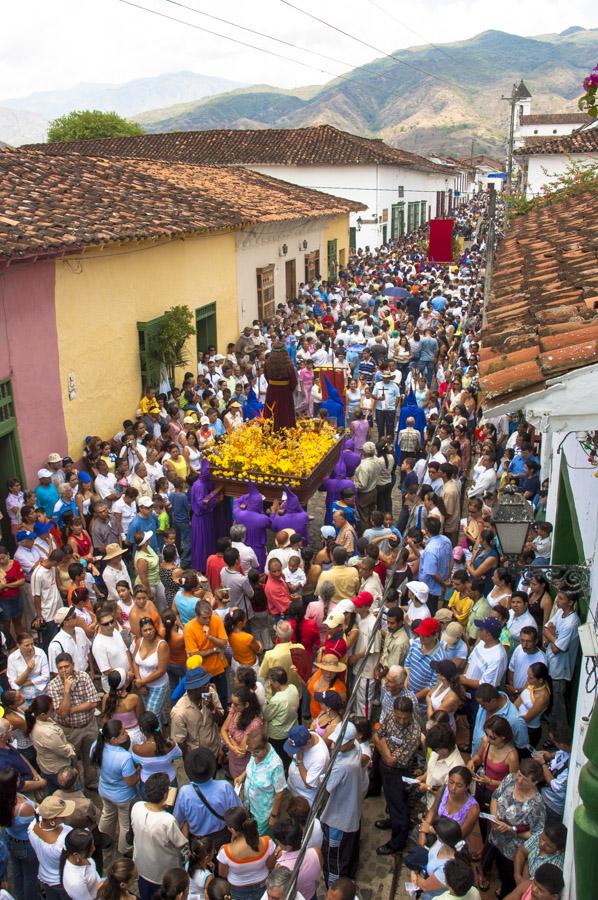 Aglomeracion de Personas por una calle en medio de...