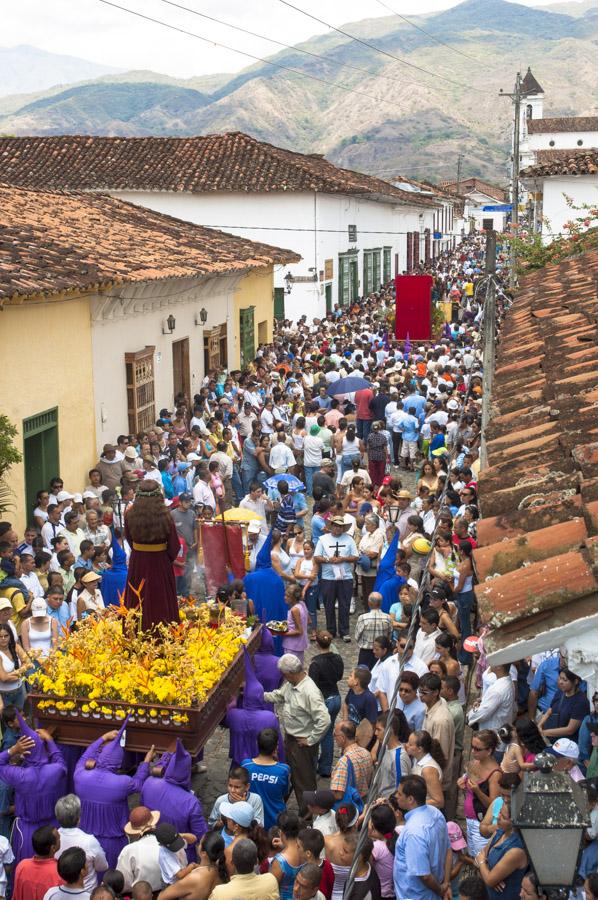 Aglomeracion de Personas por una calle en medio de...