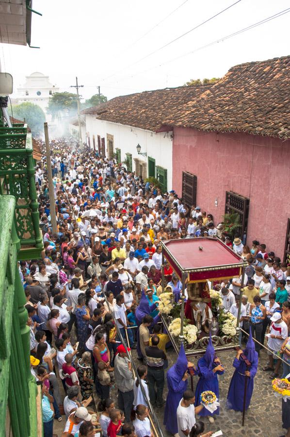 Aglomeracion de Personas por una calle en medio de...