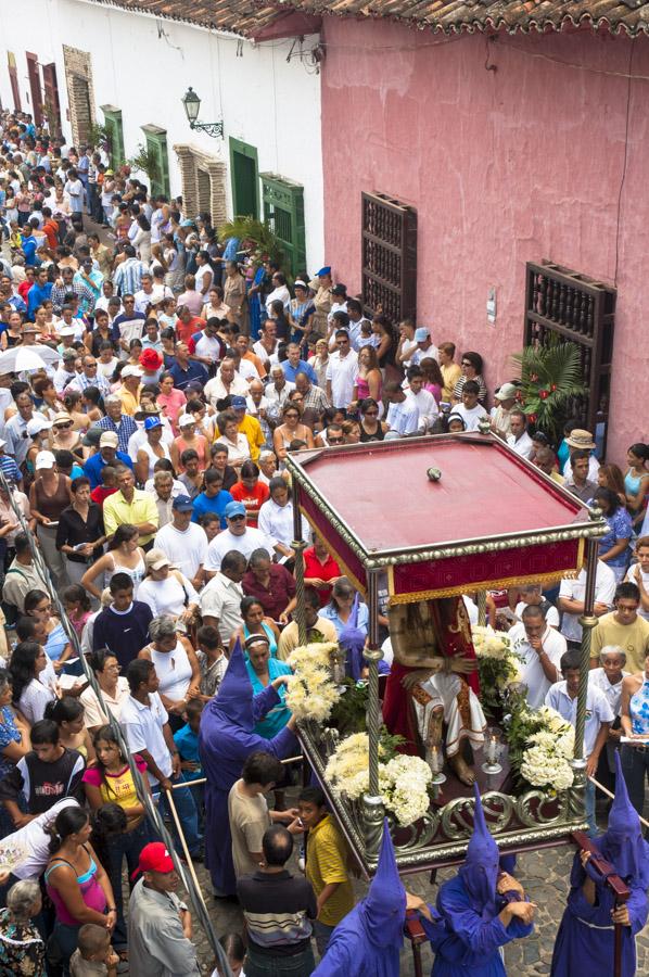 Aglomeracion de Personas por una calle en medio de...