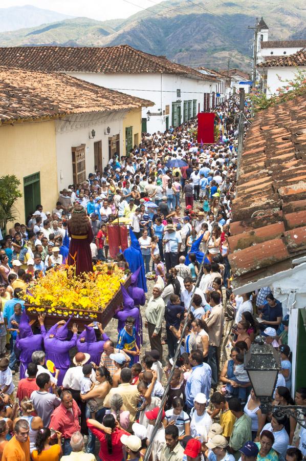 Aglomeracion de Personas por una calle en medio de...