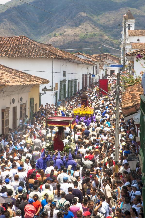 Aglomeracion de Personas por una calle en medio de...