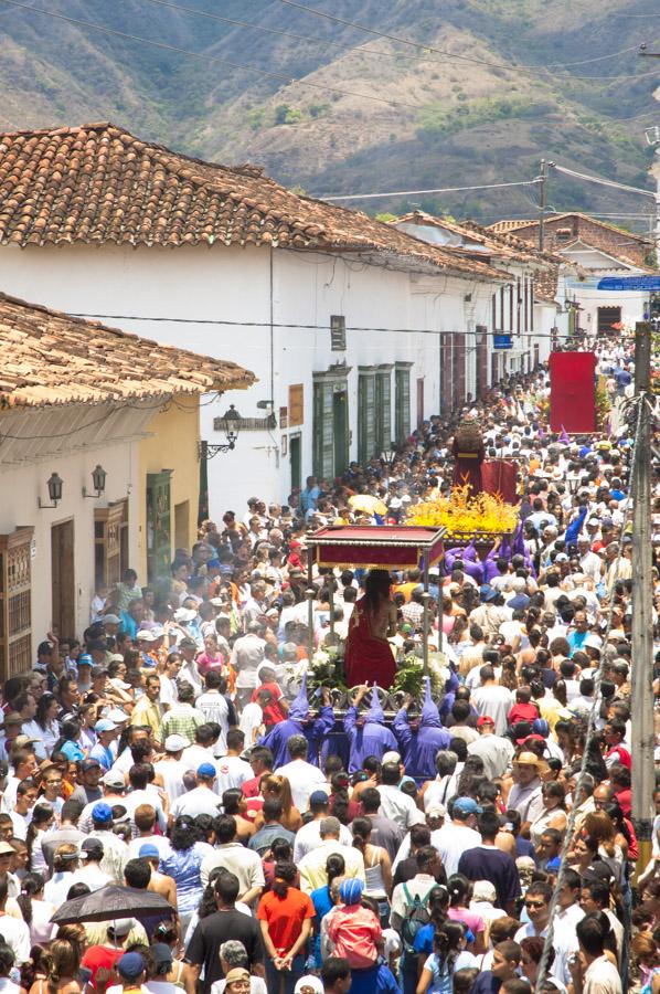 Aglomeracion de Personas por una calle en medio de...