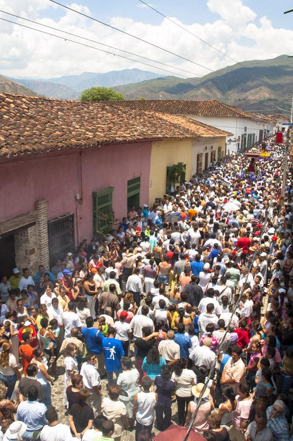 Aglomeracion de Personas por una calle en medio de...