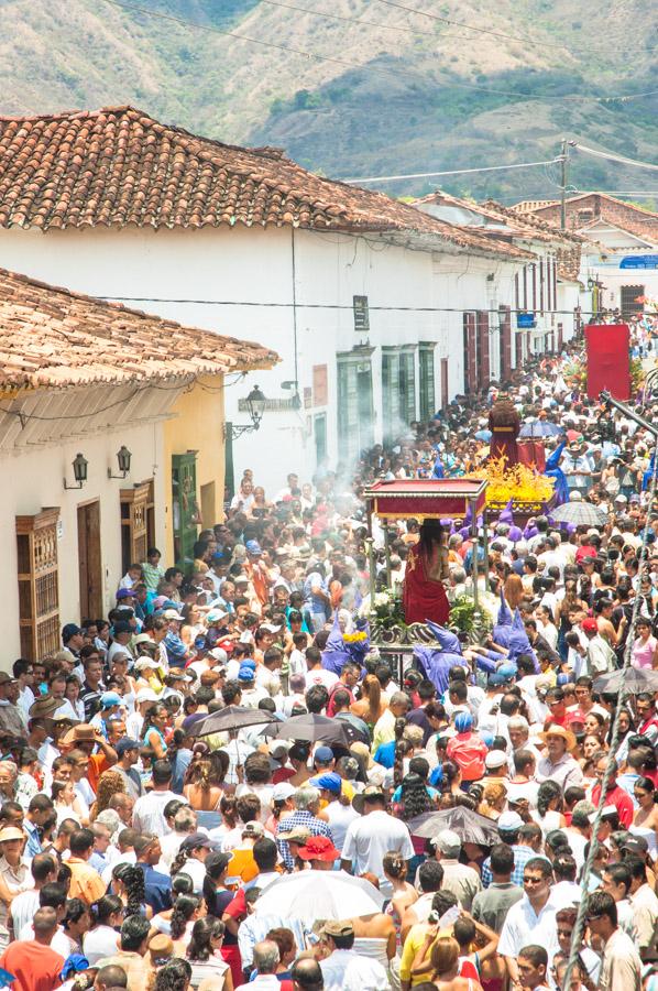 Aglomeracion de Personas por una calle en medio de...