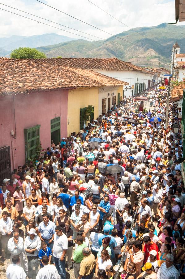 Aglomeracion de Personas por una calle en medio de...