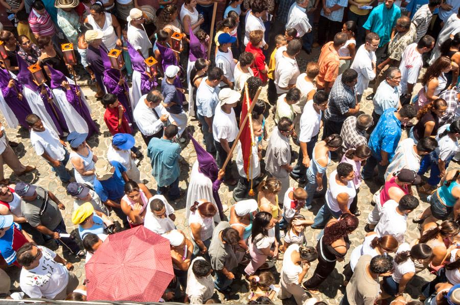 Aglomeracion de Personas por una calle en medio de...