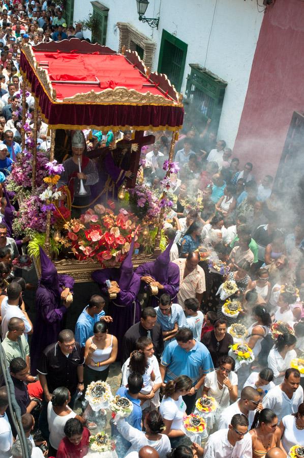 Aglomeracion de Personas por una calle en medio de...