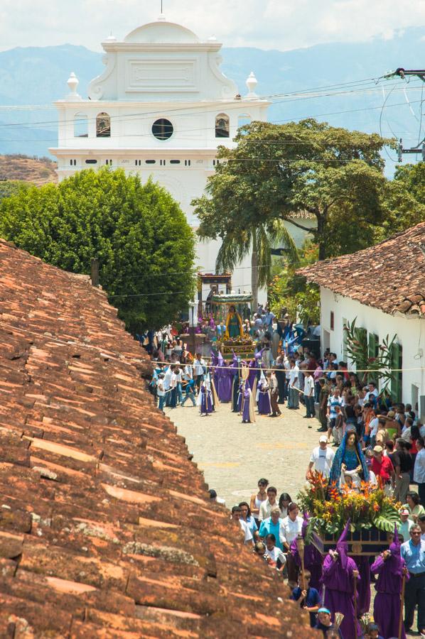 Aglomeracion de Personas por una calle en medio de...