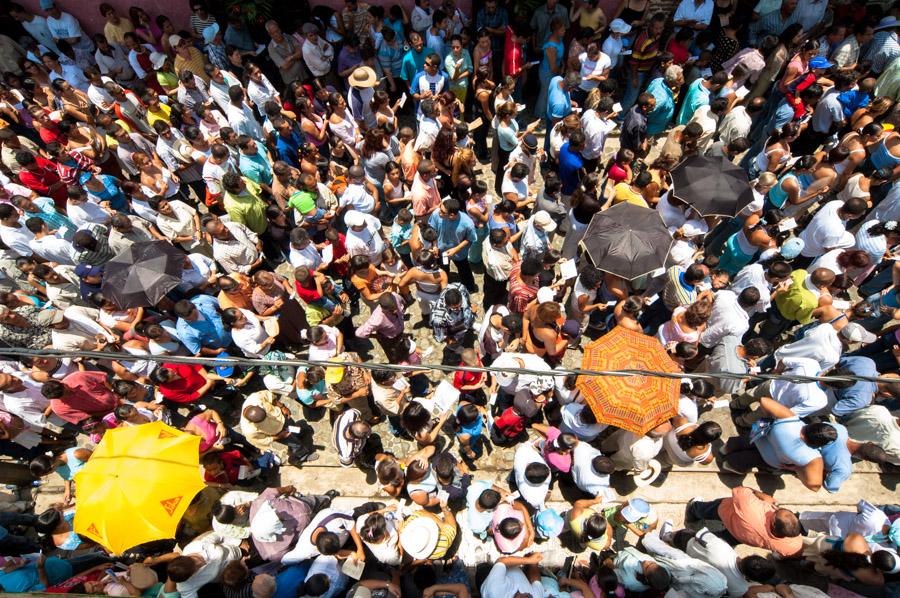 Aglomeracion de Personas por una calle en medio de...