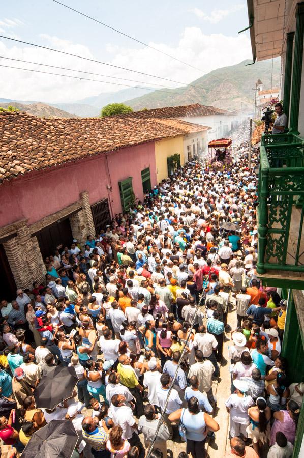 Aglomeracion de Personas por una calle en medio de...