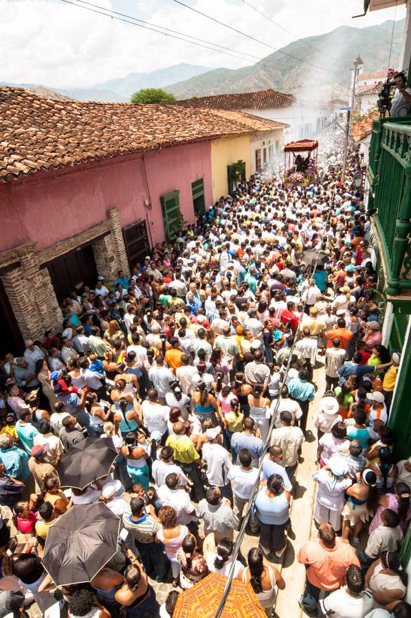 Aglomeracion de Personas por una calle en medio de...