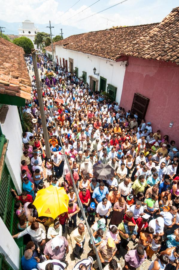 Aglomeracion de Personas por una calle en medio de...