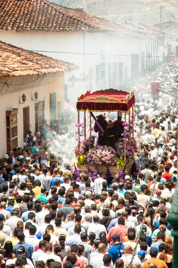 Aglomeracion de Personas por una calle en medio de...