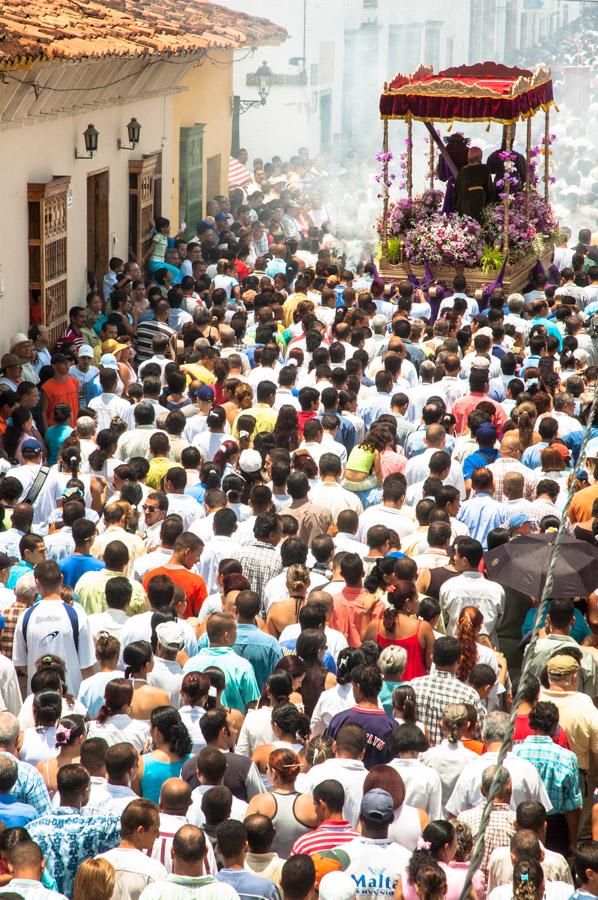 Aglomeracion de Personas por una calle en medio de...