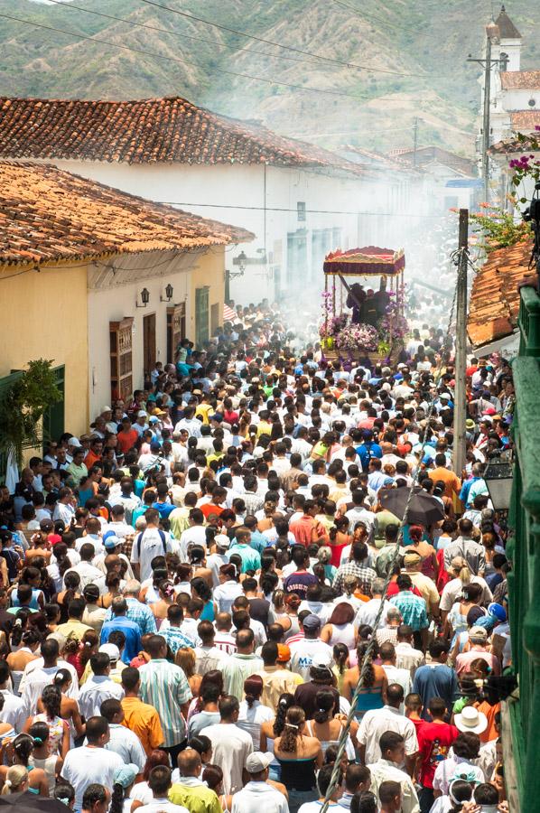 Aglomeracion de Personas por una calle en medio de...