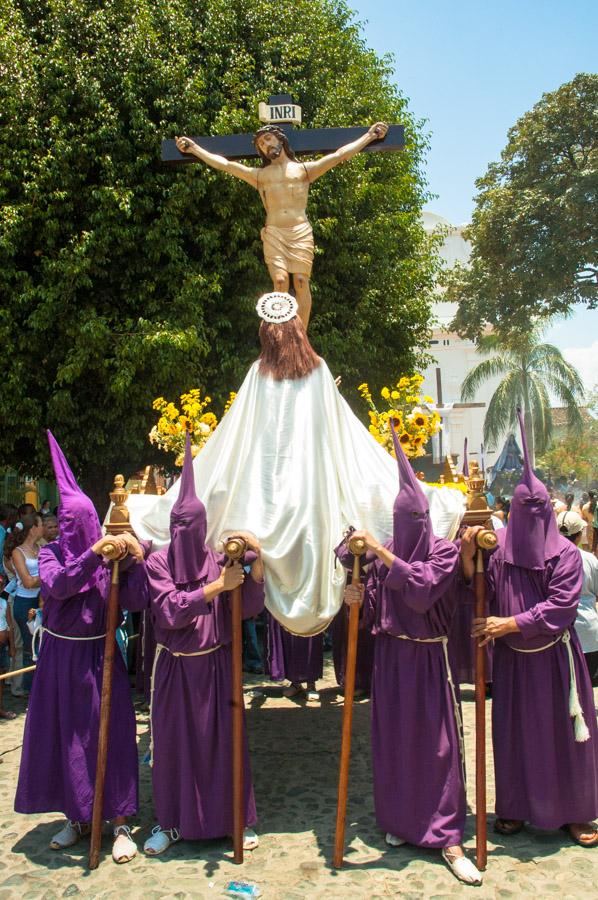 Personas con casulla llevando una imagen religiosa...