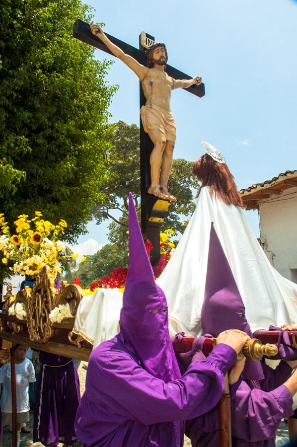 Personas con casulla llevando una imagen religiosa...