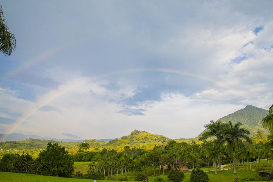 Arcoiris en el Campo Venecia, Antioquia, Colombia