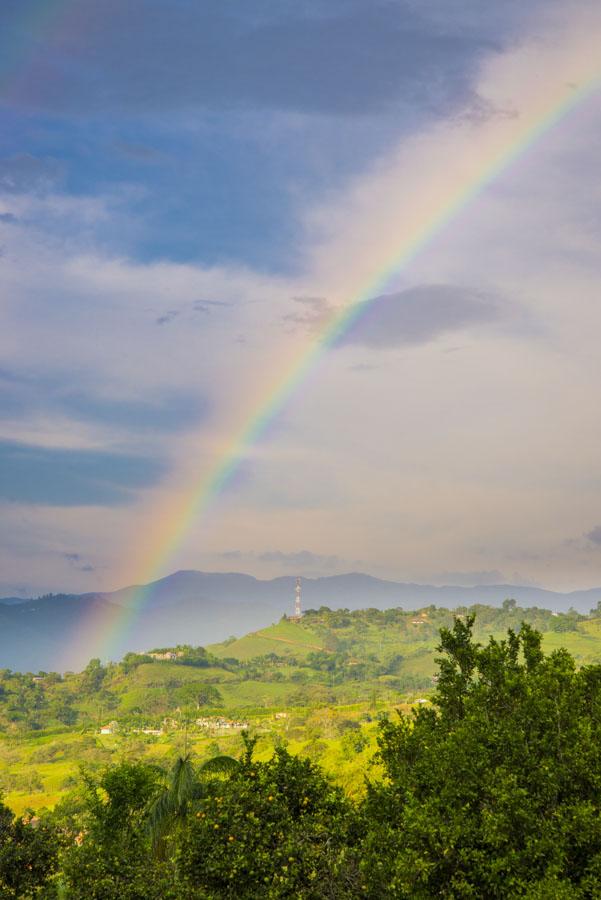 Arcoiris en el Campo Venecia, Antioquia, Colombia