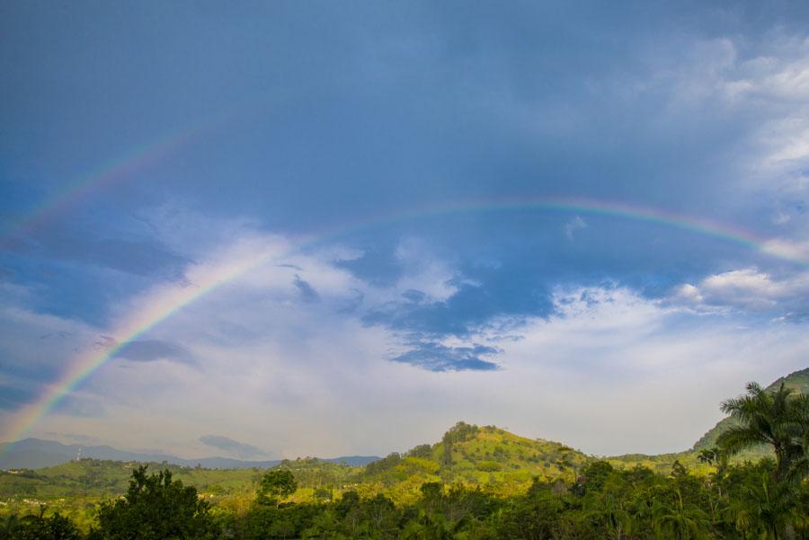 Arcoiris en el Campo Venecia, Antioquia, Colombia