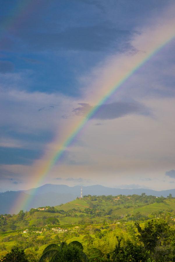 Arcoiris en el Campo Venecia, Antioquia, Colombia