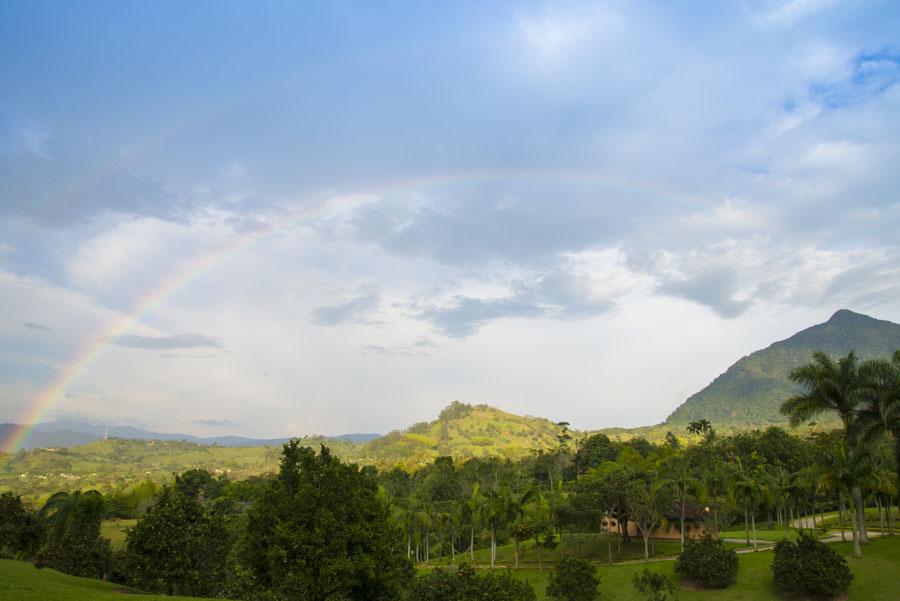 Arcoiris en el Campo Venecia, Antioquia, Colombia