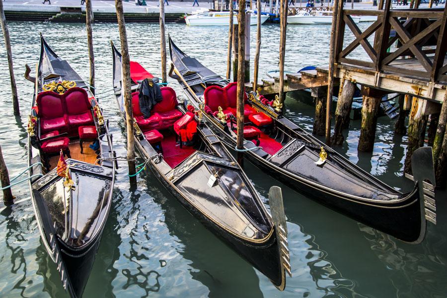 Gondolas en el Gran Canal, Venecia, Veneto, Italia...